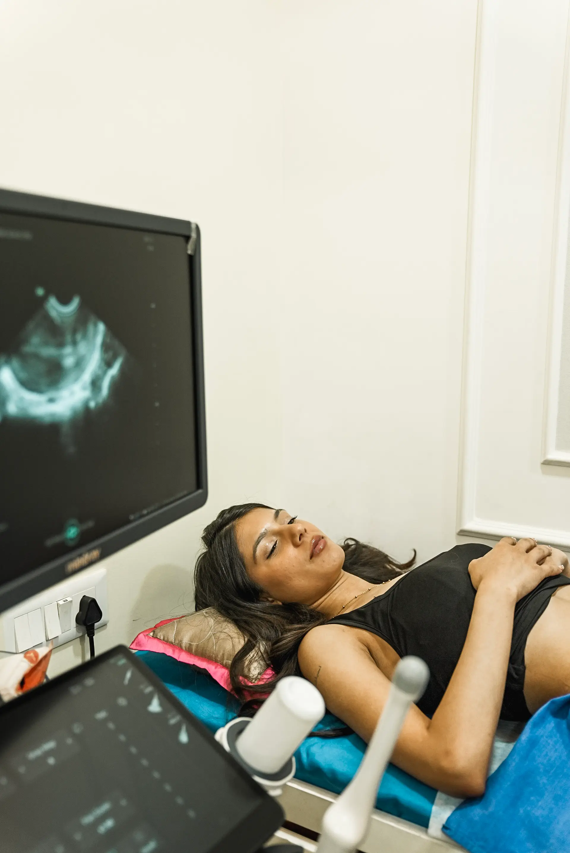 Combined journey illustration showing AMH collection at home, AFC scan at clinic and doctor review.
