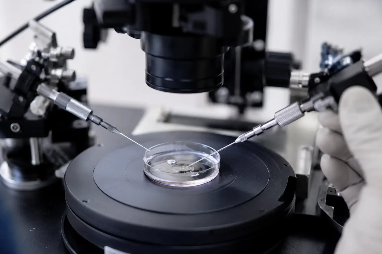 Micromanipulation suite with microscope